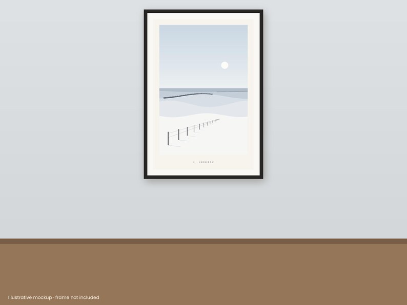 Peut inclure: Une impression d'art mural verticale dans un cadre noir repr&eacute;sentant un paysage c&ocirc;tier minimaliste avec un ciel bleu p&acirc;le, un soleil blanc, une mer calme et une plage de sable avec une fine cl&ocirc;ture sombre en perspective.