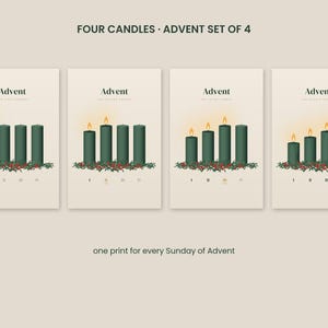 Puede incluir: Un conjunto de cuatro l&aacute;minas titulado FOUR CANDLES ADVENT SET OF 4, con velas verde oscuro sobre acebo. Las l&aacute;minas muestran una, dos, tres y cuatro velas encendidas respectivamente, con el texto Advent y los n&uacute;meros romanos del I al IV.
