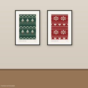 Puede incluir: Dos l&aacute;minas verticales enmarcadas con un patr&oacute;n de su&eacute;ter de punto pixelado. La l&aacute;mina izquierda es verde oscuro con &aacute;rboles de Navidad blancos, la derecha es roja con copos de nieve y corazones blancos. Ambas incluyen el texto Sweater Weather.