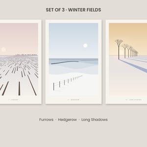 Peut inclure: Un ensemble de trois impressions d'art intitul&eacute; SET OF 3 WINTER FIELDS, comprenant Furrows, Hedgerow et Long Shadows. Les images montrent des paysages hivernaux avec des ciels p&acirc;les, de la neige, des lignes, une cl&ocirc;ture et des arbres.