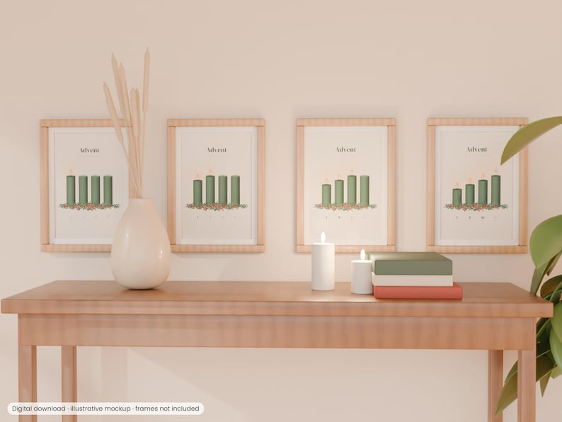 Puede incluir: Cuatro l&aacute;minas de arte mural enmarcadas con ilustraciones de velas de Adviento y el texto Advent. Las l&aacute;minas se muestran sobre una mesa de madera con un jarr&oacute;n blanco, tallos secos, dos velas blancas y una pila de tres libros.