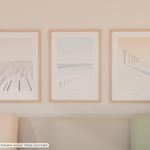 Könnte beinhalten: Drei vertikale gerahmte Wandkunstdrucke mit Landschaftsillustrationen in gedeckten Farben. Der linke Druck zeigt abstrakte Linien, der mittlere einen Horizont mit einem Zaun und der rechte eine Baumreihe. Text: Digital download, illustrative mockup, frames not included.