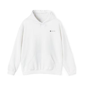 Peut inclure: Un sweat-shirt à capuche blanc à manches longues avec un cordon de serrage, une poche kangourou sur le devant et un petit logo circulaire noir avec le texte CAMIVRA imprimé sur la poitrine droite du vêtement.