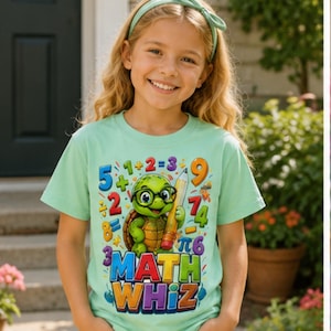 Può includere: Una t-shirt a maniche corte verde chiaro con la grafica di una tartaruga dei cartoni animati che indossa occhiali e tiene in mano una grande matita gialla. Il design include numeri colorati, simboli matematici e il testo "MATH WHIZ" in grassetto.