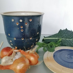 Pote para guardar cebolas e alho com tampa, grande, em cerâmica, utensílio de cozinha artesanal.