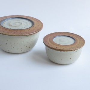 2 Keramikdosen Schüssel mit flachem Deckel cremefarben Keramikdosen für Honig Marmelade Zucker Salz Gewürze Steinzeug image 6