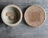 Muskatreibe Keramik Schale mit Deckel als Reibefläche für Muskat Knoblauch Ingwer Küchenaufbewahrung Muskatdose holzgebrannt 