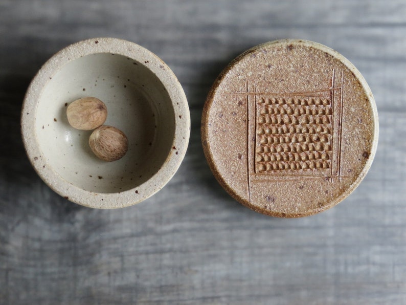 Muskatreibe Keramik Schale mit Deckel als Reibefläche für Muskat Knoblauch Ingwer Küchenaufbewahrung Muskatdose holzgebrannt image 1