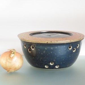 Garlic keeper garlic onion storage jar with lid ceramic garlic storage box ceramic kitchen gadget handmade stoneware container