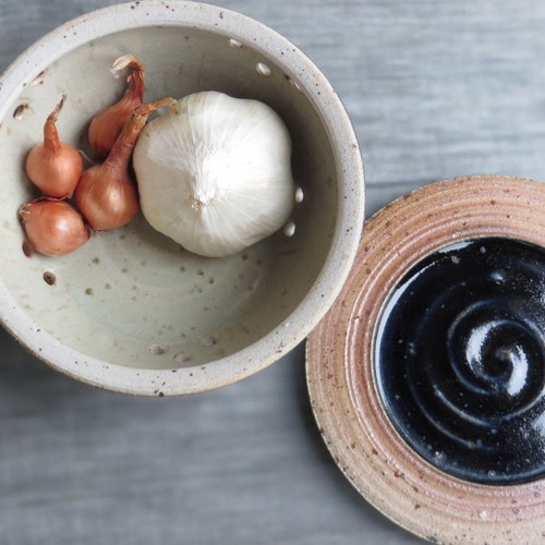 Garlic keeper onion storage garlic jar with lid ceramic garlic onion
