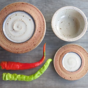 2 Keramikdosen Schüssel mit flachem Deckel cremefarben Keramikdosen für Honig Marmelade Zucker Salz Gewürze Steinzeug Bild 1