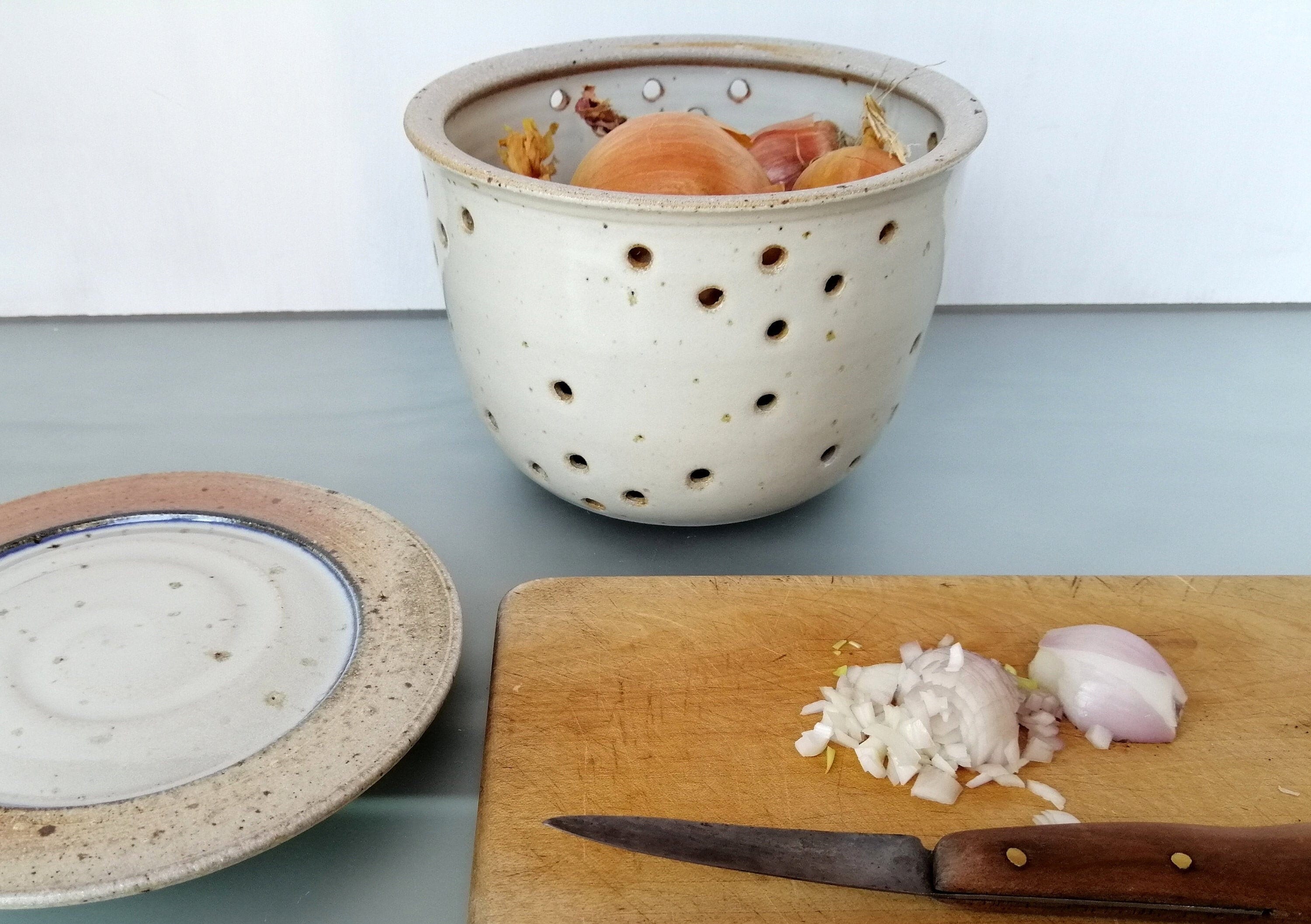 conserve d'oignons ail bocal avec couvercle en céramique oignon boîte de rangement taille moyenne gadget cuisine fait main grès