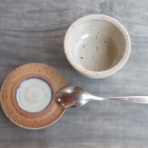 Keramik Dose Steinzeug Schüssel mit flachem Deckel Gewürzdose aus Ton Keramik Salztopf Marmeladetopf holzgebrannt cremefarben