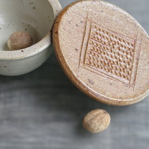 Muskatreibe Keramik Schale mit Deckel als Reibefläche für Muskat Knoblauch Ingwer Küchenaufbewahrung Muskatdose holzgebrannt image 2