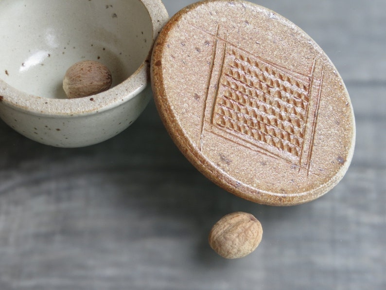 Muskatreibe Keramik Schale mit Deckel als Reibefläche für Muskat Knoblauch Ingwer Küchenaufbewahrung Muskatdose holzgebrannt image 2