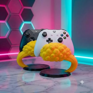 Könnte beinhalten: Zwei Gaming-Controller-Ständer, einer in Schwarz und einer in Weiß, jeweils mit einer gelben, texturierten, wolkenartigen Stützstruktur auf einem runden schwarzen Sockel. Die Ständer dienen dazu, Videospiel-Controller sicher zu halten.