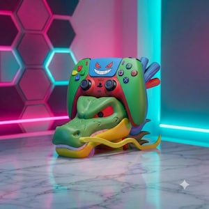 Puede incluir: Un soporte para mando en forma de dragón verde y amarillo con la cara del personaje Gengar en el panel central azul. El soporte está diseñado para sostener un mando de juego, con la cabeza del dragón extendida hacia adelante y largos bigotes amarillos.