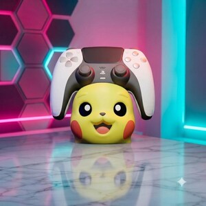 以下が含まれることがあります： 赤い頬をした笑顔のピカチュウをモチーフにした黄色のコントローラースタンド。中央にPlayStationのロゴと2つのアナログスティックを備えた白黒のワイヤレスゲームコントローラーを支えるデザインで、ゲーム機の整理に役立ちます。