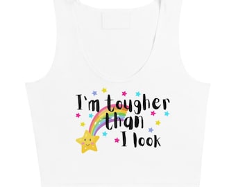 見た目よりタフなのよ – レインボークロップトップ | パステルカラーのソフトなガールズグラフィックTシャツ