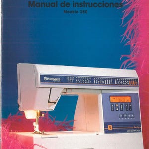 Op de afbeelding: Een Husqvarna Model 350 computernaaimachine met een witte behuizing, een blauw bedieningspaneel en een oranje digitaal display. De machine heeft een steekkeuzegids op de voorzijde en staat tegen een blauwe achtergrond met roze veren.