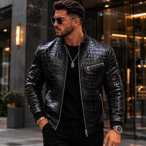 Chaqueta de motociclista para hombre de cuero negro con relieve de cocodrilo, abrigo de moda con textura de cocodrilo auténtica.