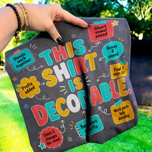 Dit shirt is decodeerbaar (PNG), Leesdeskundige (PNG), Shirt voor leesdeskundige, Leescoach (PNG), Leesinterventiemedewerker (PNG)