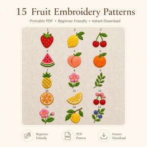 Op de afbeelding: Een verzameling van 15 fruit borduurpatronen genummerd van 1 tot 15, met een aardbei, citroen, kersen, watermeloenpartje, perzik, sinaasappel, ananas, bloem, blaadjes, sinaasappelpartje, citroenpartje, kersen met strik, bloem, citroen en bosbessen.