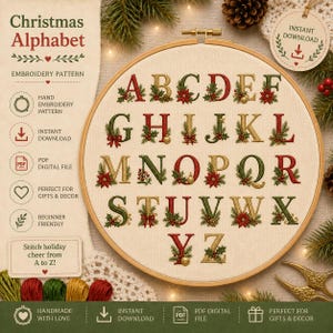 Puede incluir: Un bastidor de bordado circular de madera que contiene un patrón de alfabeto cosido a mano sobre tela color crema. Cada letra está decorada con flores de pascua rojas, agujas de pino verdes, adornos dorados y bayas rojas navideñas.