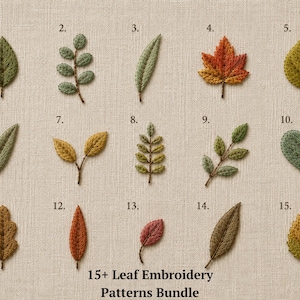 Può includere: Una collezione di 15 disegni di foglie ricamate disposti in una griglia su uno sfondo di tessuto beige chiaro. Ogni foglia presenta cuciture dettagliate in varie tonalità di verde, giallo, arancione e rosso. Il testo 15+ Leaf Embroidery Patterns Bundle si trova in basso.
