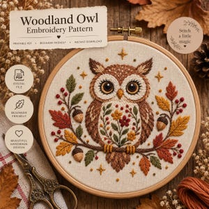Könnte beinhalten: Ein runder Stickrahmen aus Holz mit einem Stoffeinsatz, der ein gesticktes Eulenmotiv zeigt. Die Eule ist braun mit großen Augen, umgeben von gestickten Herbstblättern, Eicheln, Beeren und kleinen Sternen. Text Woodland Owl Embroidery Pattern.