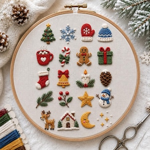 Op de afbeelding: Een ronde houten borduurring met lichtbeige stof waarop zestien kerstmotieven zijn geborduurd, waaronder een kerstboom, sneeuwvlok, want, muts, cacaomok, zuurstok, peperkoekmannetje, cadeau, kerstsok, bel, kaars, dennenappel, ster, sneeuwpop, hert en huisje.