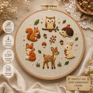 Könnte beinhalten: Ein runder Stickrahmen aus Holz mit einem beigen Stoffeinsatz, der handgestickte Waldtiere wie eine Eule, ein Eichhörnchen, einen Igel, einen Fuchs, ein Reh und einen Hasen zeigt, verziert mit kleinen gestickten Pilzen, Eicheln und grünen Blättern.