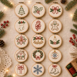 Puede incluir: Quince bastidores de bordado circulares de madera dispuestos en cuadrícula, cada uno con tela blanca y un diseño navideño único. Los motivos incluyen un árbol, acebo, lazo, calcetín, bastón de caramelo, hombre de jengibre, flor de pascua, campanas, vela, casa, corona, adorno, regalo, copo de nieve y patines.