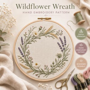 Op de afbeelding: Een houten borduurring met een stoffen paneel met een handgeborduurd ontwerp van een krans van wilde bloemen. Het patroon bevat lavendel, madeliefjes en korenaren. De tekst luidt Wildflower Wreath Hand Embroidery Pattern, Digital Download.