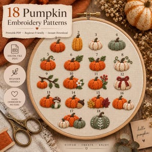 Puede incluir: Un bastidor de bordado con 18 diseños de calabazas numerados sobre tela clara. Las calabazas varían en color, incluyendo naranja, blanco y verde, con elementos decorativos como hojas, flores, bayas y setas. El texto dice 18 Pumpkin Embroidery Patterns.