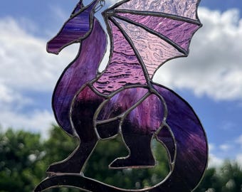 ドラゴンのステンドグラスサンキャッチャー、パープルハウスプライドデコレーション｜ディスカバリーコレクション