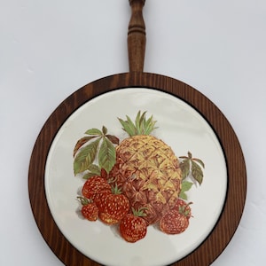 Vintage Mid-Century Pineapple Strawberry Trivet – Ceramic Tile Kitchen Hot Plate (11.5" L)