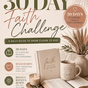 Könnte beinhalten: Ein 30-Tage-Glaubens-Challenge-Leitfaden mit dem Text 30 Day Faith Challenge, A Daily Guide to Grow Closer to God und Faith Over Fear. Das Bild enthält ein beiges Tagebuch, eine Keramiktasse mit Text, eine brennende Kerze und eine getrocknete Pflanze.