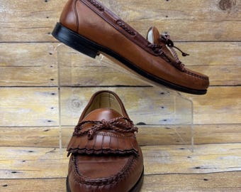 Mocasines Allen Edmonds Woodstock para hombre, talla 9.5, de cuero marrón con borlas y estilo preppy.