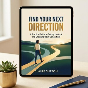 Può includere: Un tablet che mostra la copertina del libro Find Your Next Direction: A Practical Guide to Getting Unstuck and Choosing What Comes Next di Claire Sutton, con l'illustrazione di una persona che cammina verso un'alba.