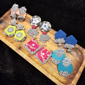 Handgjorda iögonfallande örhängen | Örhängen i tyg och oxiderat silver | Boho etniska smycken | Present till henne | Festliga örhängen | Indisk etnisk