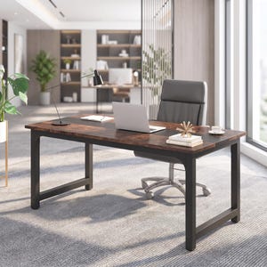 Puede incluir: Un escritorio rectangular con superficie de madera marrón oscuro y una incrustación central negra, sostenido por un marco de metal negro resistente. El escritorio se combina con una silla de oficina gris tapizada con respaldo alto y base con ruedas.