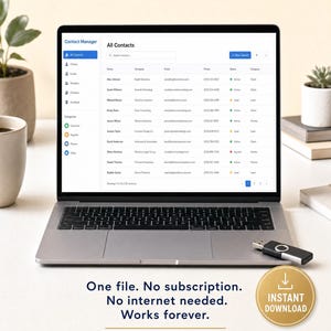 Op de afbeelding: Een zilveren laptop met een CRM-contactbeheersoftware op het scherm. Een zwarte en zilveren USB-stick ligt op de behuizing. De tekst luidt: PORTABLE CONTACT MANAGER CRM, One file. No subscription. No internet needed. Works forever. Runs from USB, hard drive, or any device. INSTANT DOWNLOAD. BUILD & LAUNCH CO.