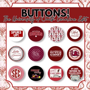 Może przedstawiać: Kolekcja dwunastu okrągłych przypinek z motywami University of South Carolina. Wzory zawierają napisy takie jak SPURS UP, GOTTA LOVE THE COCKS, ON GAMEDAYS WE WEAR GARNET oraz IF LOST, RETURN TO WILLIAMS-BRICE, wraz z grafikami maskotek i logotypami.