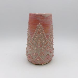 Jarrón de cerámica hecho a mano - Rosa (tallado y punteado)