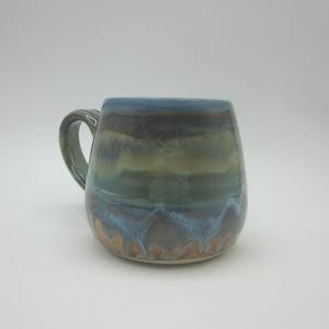 Handgemaakte keramische wijnmok - blauw/groen/bruin