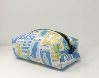 Boxy Cat make-uptasje, gewatteerd cosmetica-etui met rits, gepersonaliseerde reis-toiletartikelen organizer, handgemaakt katoenen cadeau voor kattenliefhebbers.