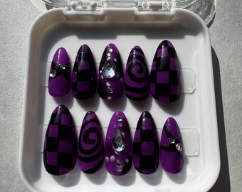 Edgy paarse pers op de nagels | Handgemaakte, vrij aanpasbare nagels met strassteentjes