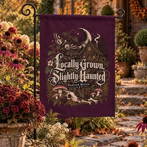 Bandera de jardín ligeramente embrujada cultivada localmente, decoración gótica estilo cottagecore para Halloween