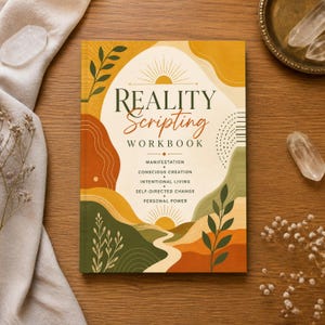 Pode incluir: Um caderno de exercícios retangular intitulado Reality Scripting Workbook com uma capa apresentando ilustrações de paisagens abstratas em tons de laranja, amarelo, verde e creme. O texto inclui Manifestation, Conscious Creation, Intentional Living, Self-Directed Change e Personal Power.